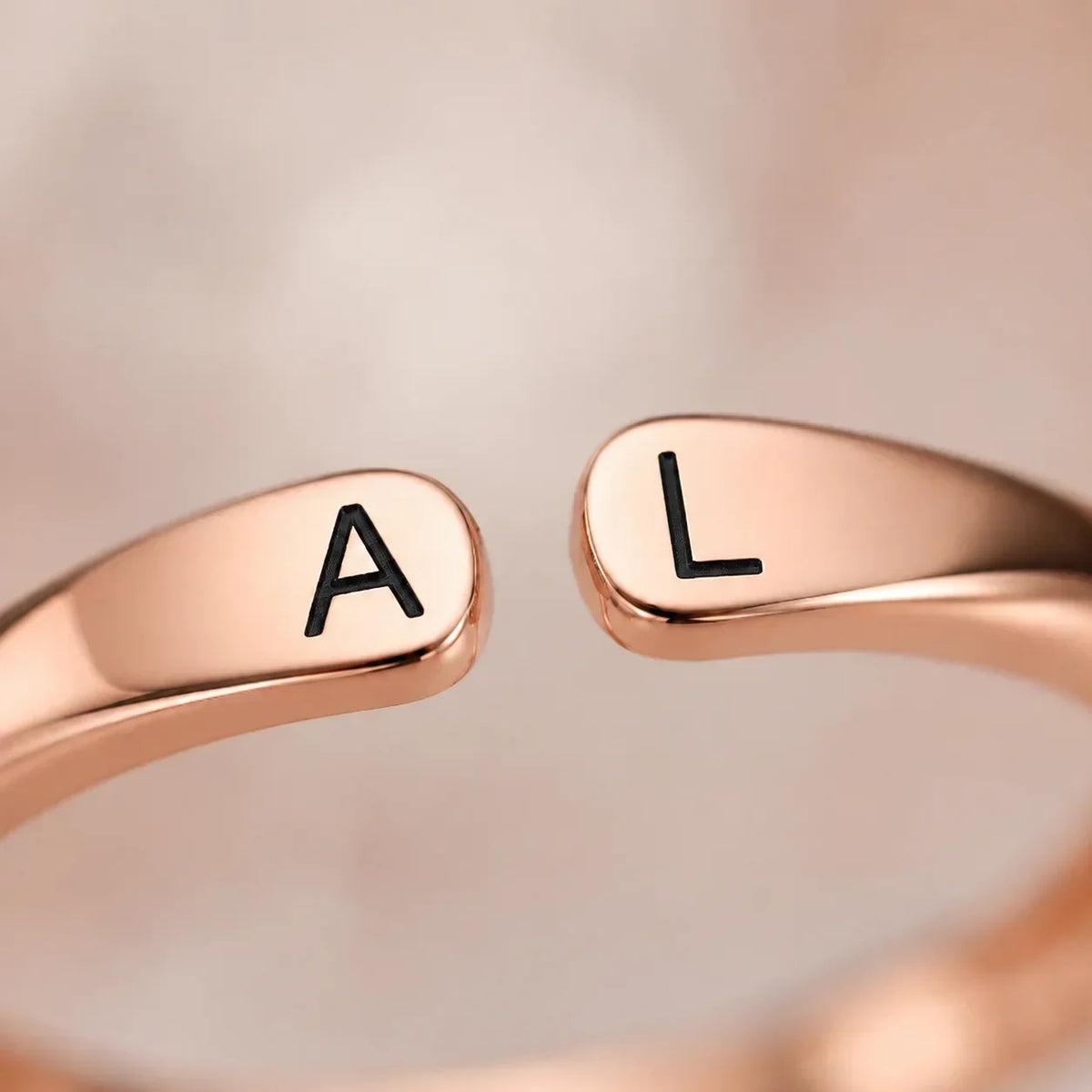 Incisione delle iniziali A e L su oro rosa