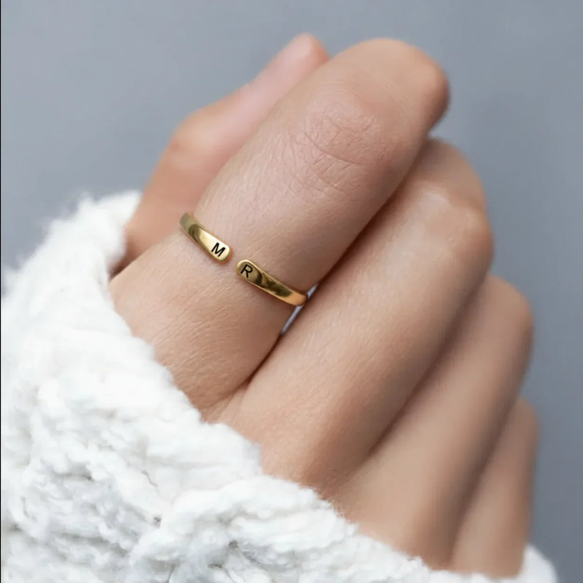 Anello con iniziali indossato alla mano